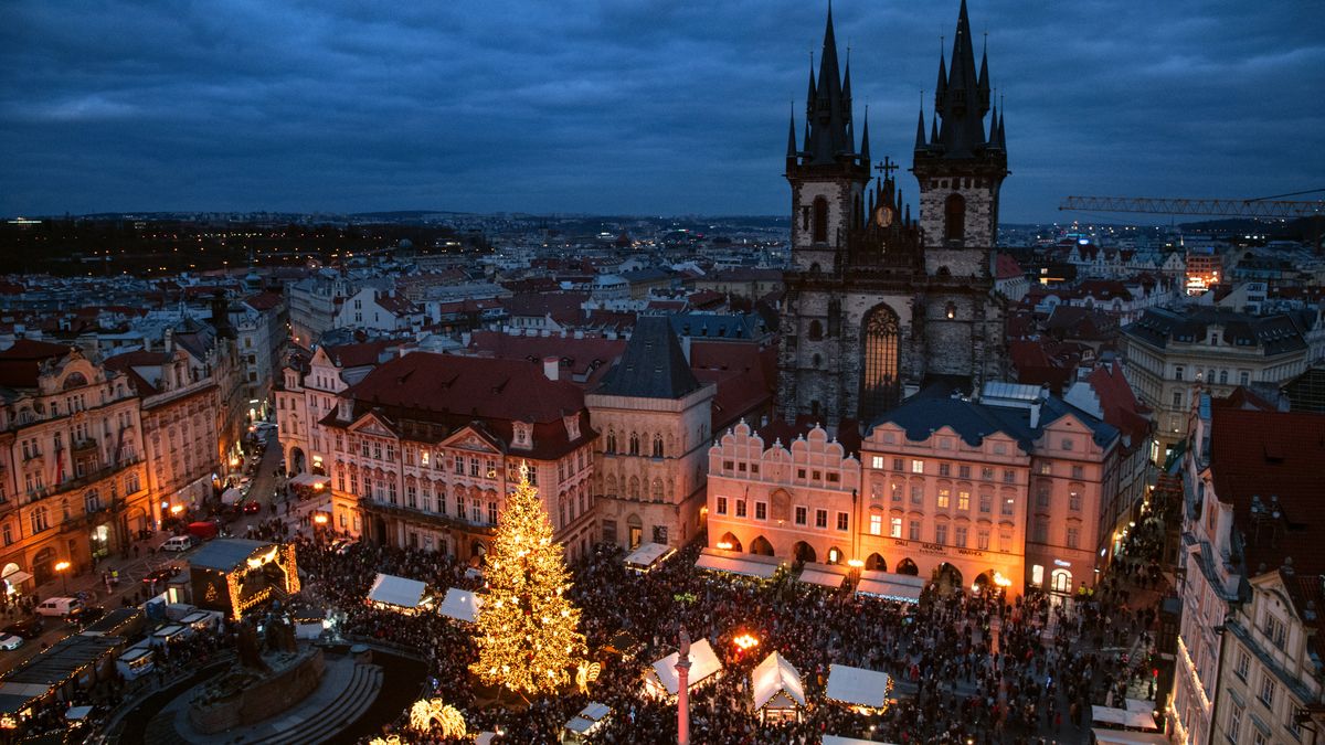 FOTO: Do Prahy se vkrádá vánoční atmosféra. Na Staroměstském náměstí začaly trhy
